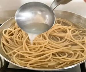 cacio e pepe in the skillet